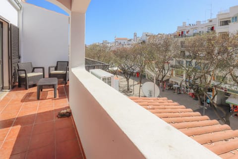 Property building, Balcony/Terrace, Seating area