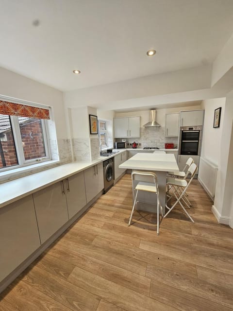 4 Bed in the heart of Hartford House in Northwich