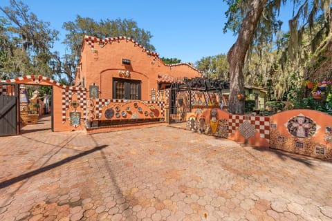 The Gaudi House- Pool Minutes to DNTN and Beach House in Vilano Beach