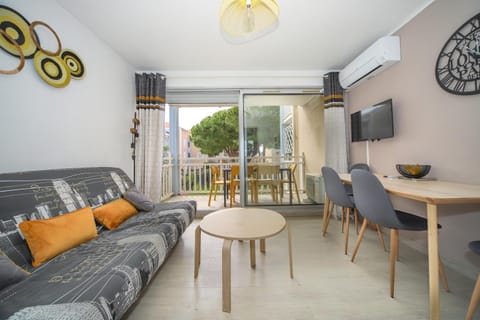 Patio, TV and multimedia, View (from property/room), Balcony/Terrace, Living room, Seating area, Dining area, Parking, internet, air conditioner