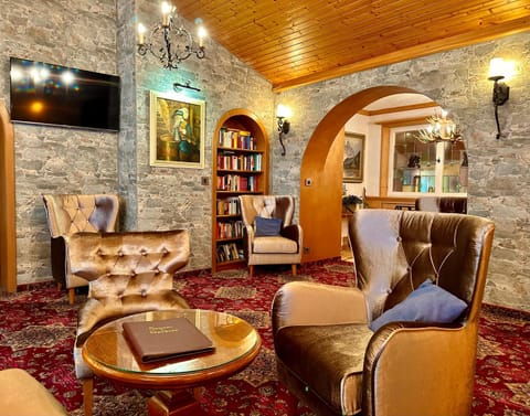 Communal lounge/ TV room, Library, TV and multimedia, Seating area