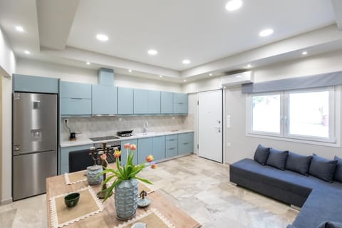 Living room, Seating area, Dining area, pet friendly, stove