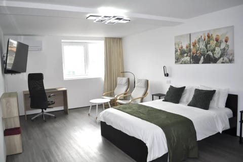 Bed, TV and multimedia, Bedroom