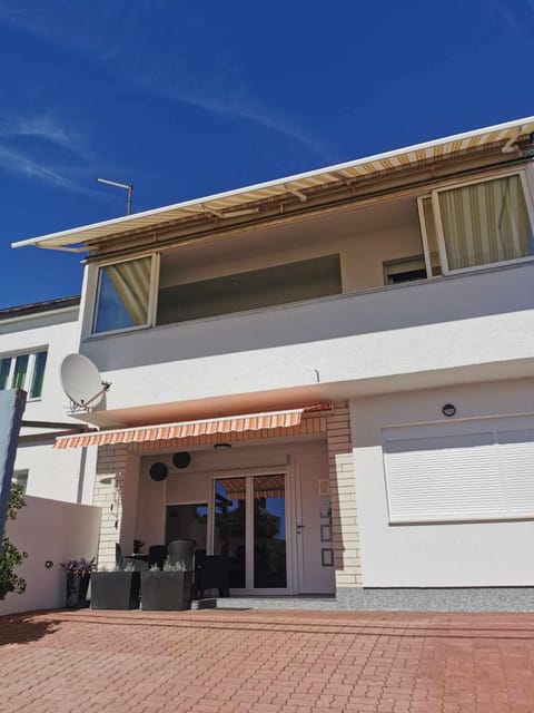Property building, Day, Balcony/Terrace