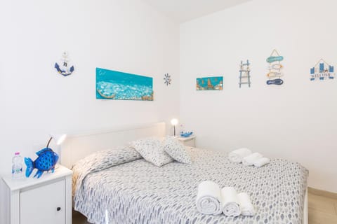 Photo of the whole room, Bedroom, towels