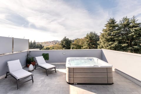 Natural landscape, Hot Tub, View (from property/room), Balcony/Terrace, Pool view, sunbed