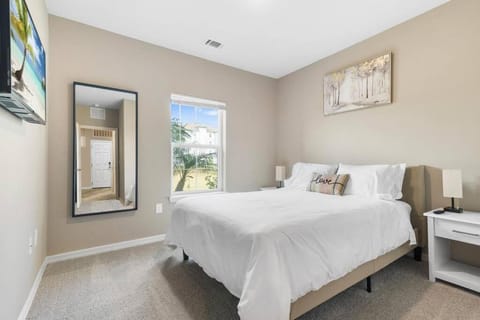 Luxury 3 Bedroom/2 Bathroom Condo in Melbourne FL with Pool, Gym and Laundry Apartment in Melbourne