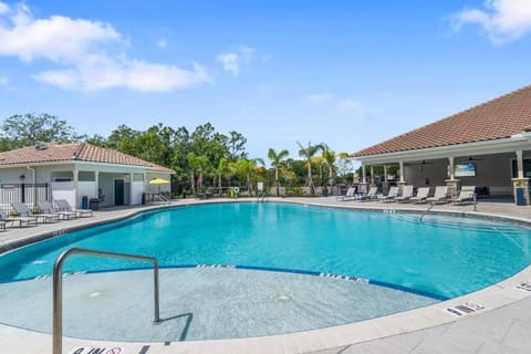 Property building, Day, Pool view, Swimming pool, sunbed