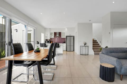 Kitchen or kitchenette, Living room, Seating area, Dining area