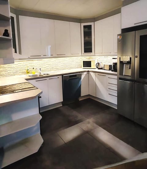 120n Villa Hietala paritalo, 1-8henkilön LUXUS majoitus, 3x160cm jenkkisängyt Löhösohvat, iso takaterassi, täyd keittiö Kodink, laatu sauna, Takka, Tv 75" x2, 2wc, autokatos, avainboxi koodilla, itsekirjaus 24h, wifi ja 500mb kuitunetti, kuivaava pesukone Apartment in Finland