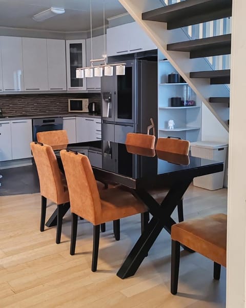 120n Villa Hietala paritalo, 1-8henkilön LUXUS majoitus, 3x160cm jenkkisängyt Löhösohvat, iso takaterassi, täyd keittiö Kodink, laatu sauna, Takka, Tv 75" x2, 2wc, autokatos, avainboxi koodilla, itsekirjaus 24h, wifi ja 500mb kuitunetti, kuivaava pesukone Apartment in Finland