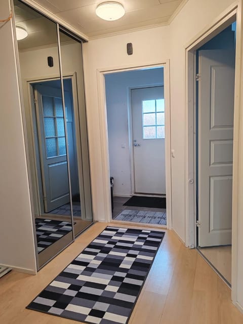 120n Villa Hietala paritalo, 1-8henkilön LUXUS majoitus, 3x160cm jenkkisängyt Löhösohvat, iso takaterassi, täyd keittiö Kodink, laatu sauna, Takka, Tv 75" x2, 2wc, autokatos, avainboxi koodilla, itsekirjaus 24h, wifi ja 500mb kuitunetti, kuivaava pesukone Apartment in Finland