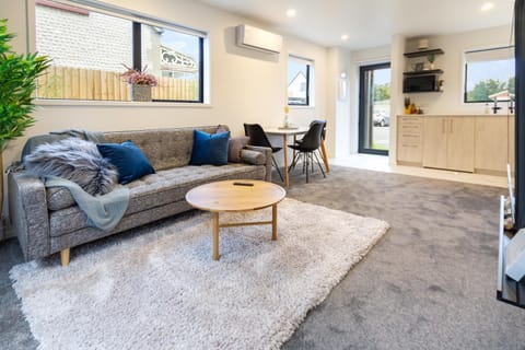 Facade/entrance, Kitchen or kitchenette, Living room, Photo of the whole room, Decorative detail, Seating area, Dining area, minibar, air conditioner