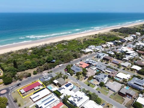 Property building, Day, Neighbourhood, Bird's eye view, Beach, Location