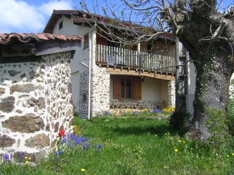 Gîte charmant avec cheminée, proche nature - FR-1-496-279 House in Auvergne-Rhône-Alpes