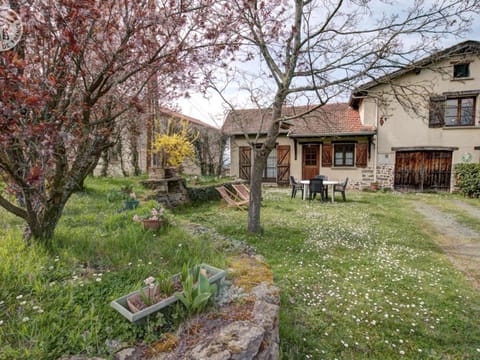 Gîte 65 m² avec cheminée, terrasse et jeux pour enfants - FR-1-496-283 House in Auvergne-Rhône-Alpes