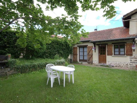 Gîte 65 m² avec cheminée, terrasse et jeux pour enfants - FR-1-496-283 House in Auvergne-Rhône-Alpes