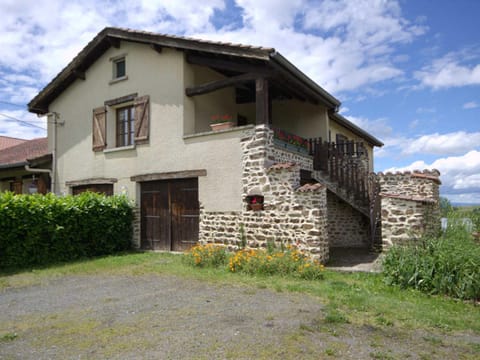 Gîte familial avec jeux extérieurs près de St-Galmier - FR-1-496-281 House in Auvergne-Rhône-Alpes