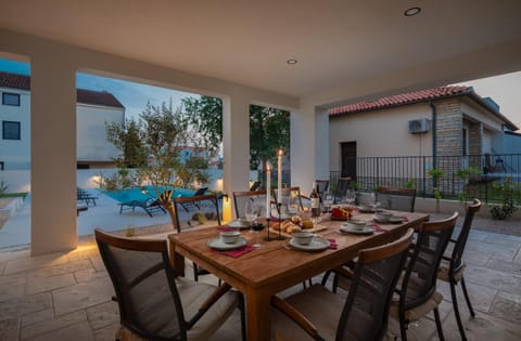 Property building, Balcony/Terrace, Seating area, Dining area, Pool view, Swimming pool