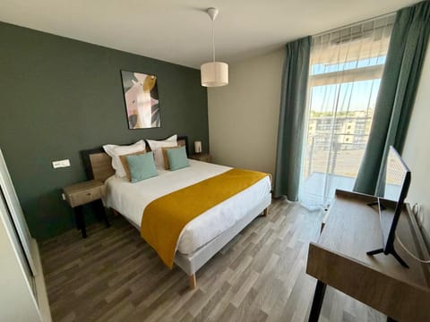 Bed, TV and multimedia, Bedroom