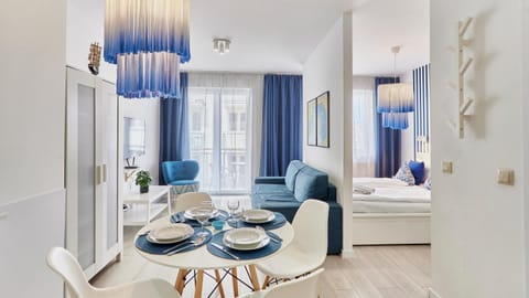 Bed, Seating area, Dining area