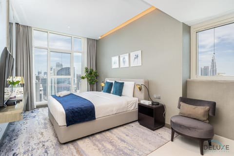 Property building, Bed, TV and multimedia, Photo of the whole room, Bedroom, Swimming pool