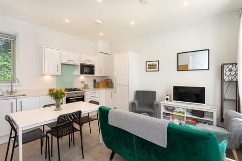 Communal lounge/ TV room, TV and multimedia, Living room, Dining area