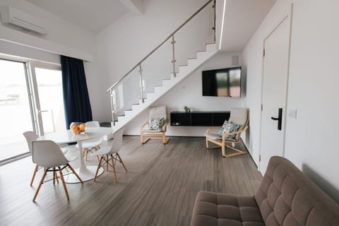 TV and multimedia, Living room, Seating area, Dining area
