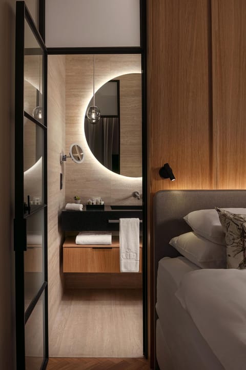 Bed, Bedroom, towels
