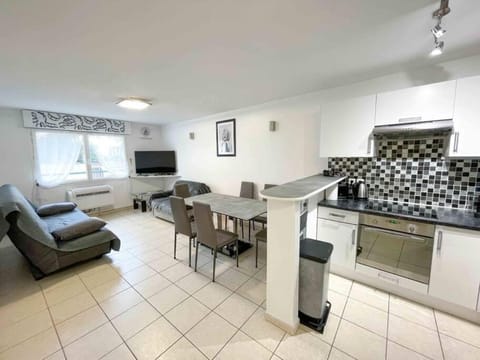 TV and multimedia, Seating area, Dining area