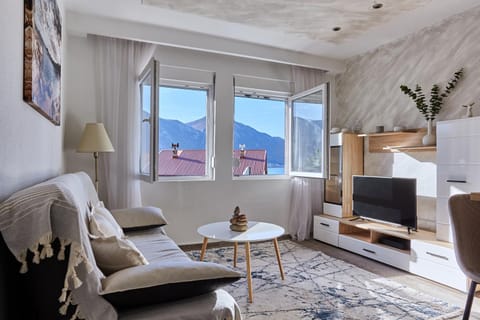 Natural landscape, TV and multimedia, Living room, Seating area, Mountain view