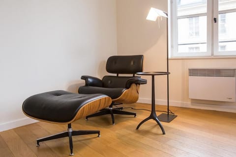 Centrally located, refurbished modern flat with views over the historic port Apartment in Honfleur