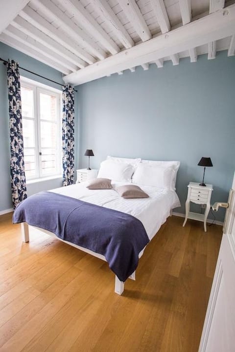 Centrally located, refurbished modern flat with views over the historic port Apartment in Honfleur