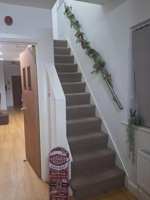 Heartland House, 7 Spacious Bedrooms Sleeps 4 plus, near NEC, JLR,BHX House in Metropolitan Borough of Solihull