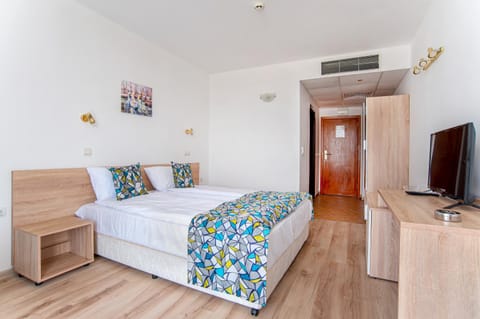 Bed, TV and multimedia, Photo of the whole room, Bedroom, wardrobe