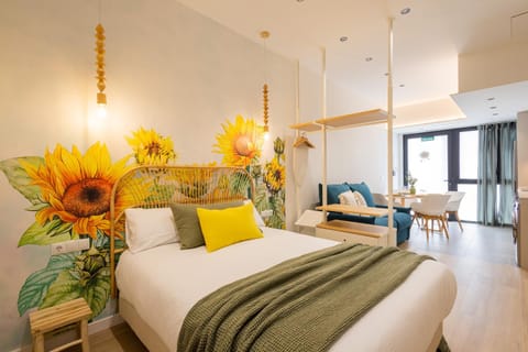 Bed, Living room, Photo of the whole room, Seating area, Bedroom