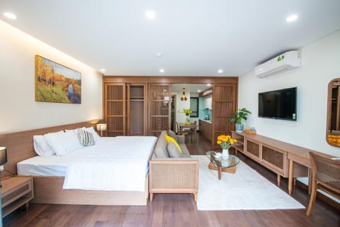 Bed, TV and multimedia, Living room, Photo of the whole room, Seating area, Bedroom