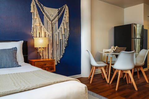 Bella Vista - Water views Pool and Parking Apartment in North Bay Village