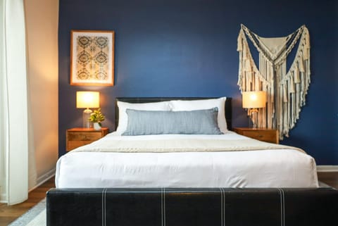 Bella Vista - Water views Pool and Parking Apartment in North Bay Village