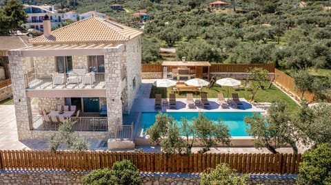 Property building, Patio, Day, Garden, Pool view, Swimming pool, sunbed