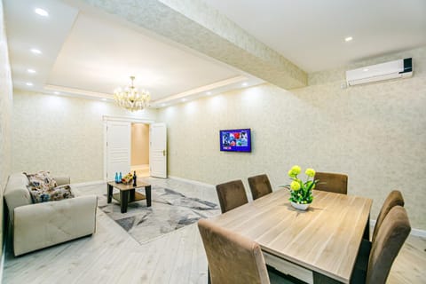 Communal lounge/ TV room, TV and multimedia, Living room, Seating area, Dining area, air conditioner
