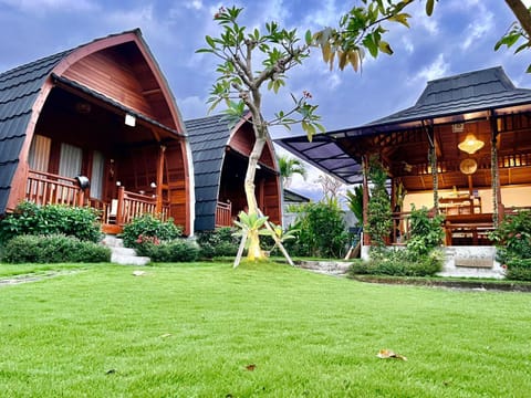 Property building, Spring, Day, Natural landscape, Garden, Garden view