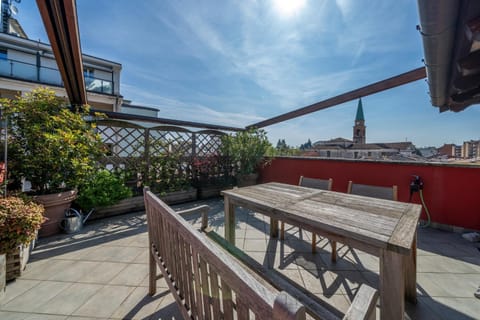 View (from property/room), Balcony/Terrace, Dining area
