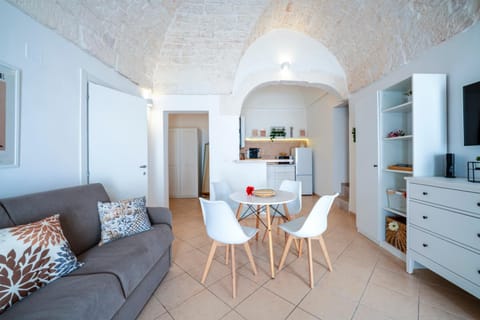 TV and multimedia, Kitchen or kitchenette, Living room, Seating area, Dining area