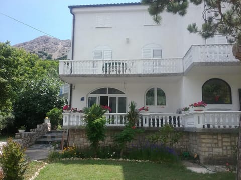 Property building, Spring, Day, Natural landscape, Garden, Balcony/Terrace