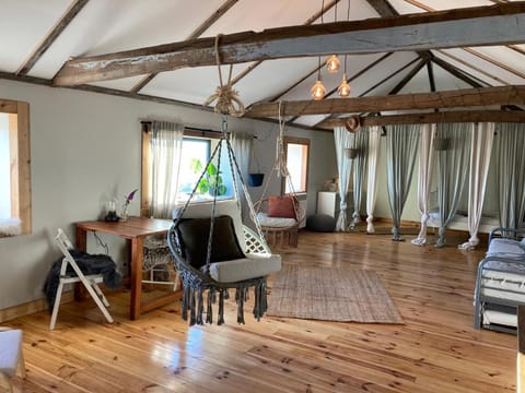 Bed, Living room, Seating area, Dining area, Bedroom, internet