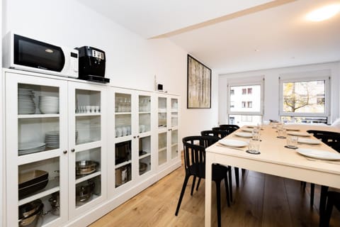 Kitchen or kitchenette, Living room, Seating area, Dining area