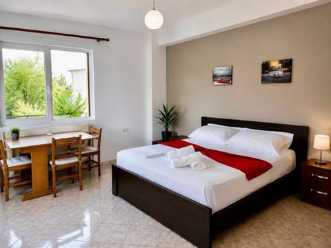Bed, Living room, Photo of the whole room, Seating area, Dining area, Bedroom