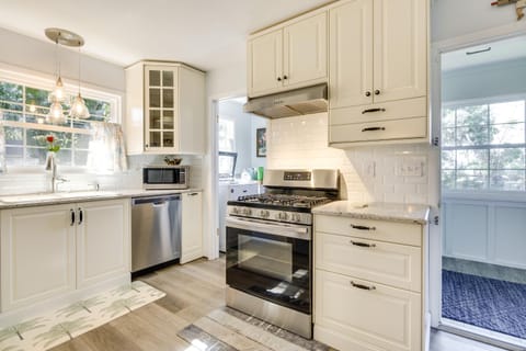 Walk to Lakes! Tropical Escape in Mount Dora House in Mount Dora