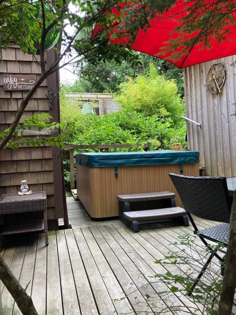 Forest Sweet Retreat Hot Tub & Wood Fired Sauna Bed and Breakfast in Ucluelet